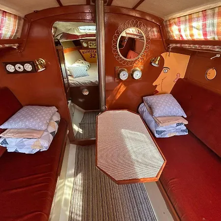 Na Jachcie Ada2 W Swinoujsciu Botel *