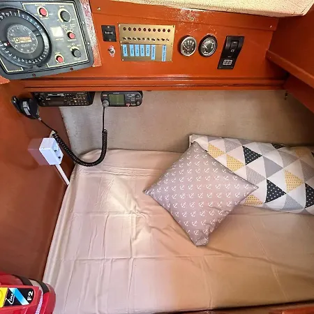 Na Jachcie Ada2 W Swinoujsciu Botel